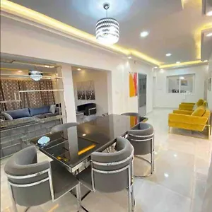 Luxe Idéalement Situé à Appartement